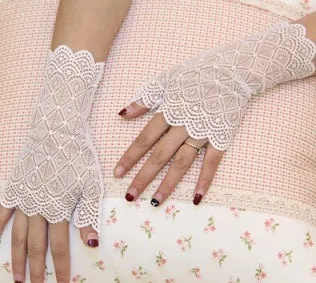 Fashion Lace Fingerless Gloves