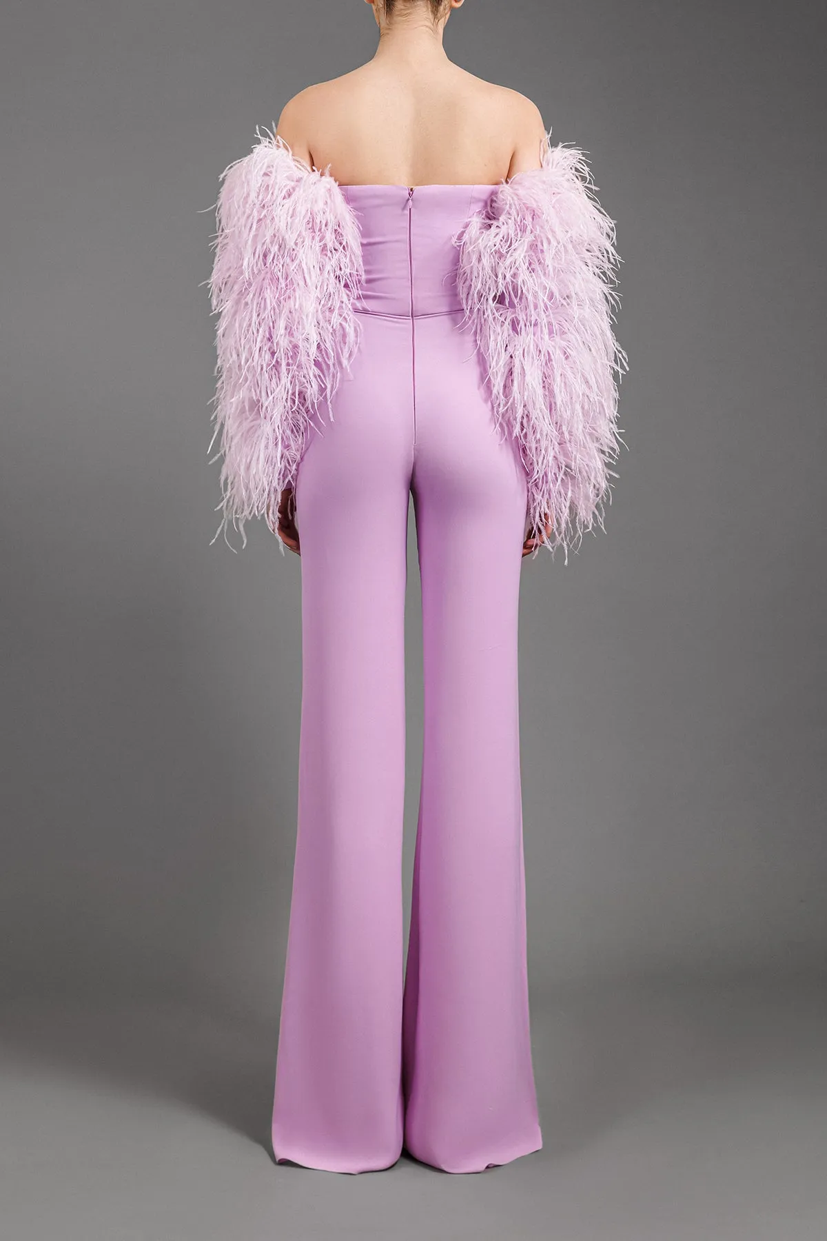 Light purple crêpe jumpsuit with feathers on the sleeves