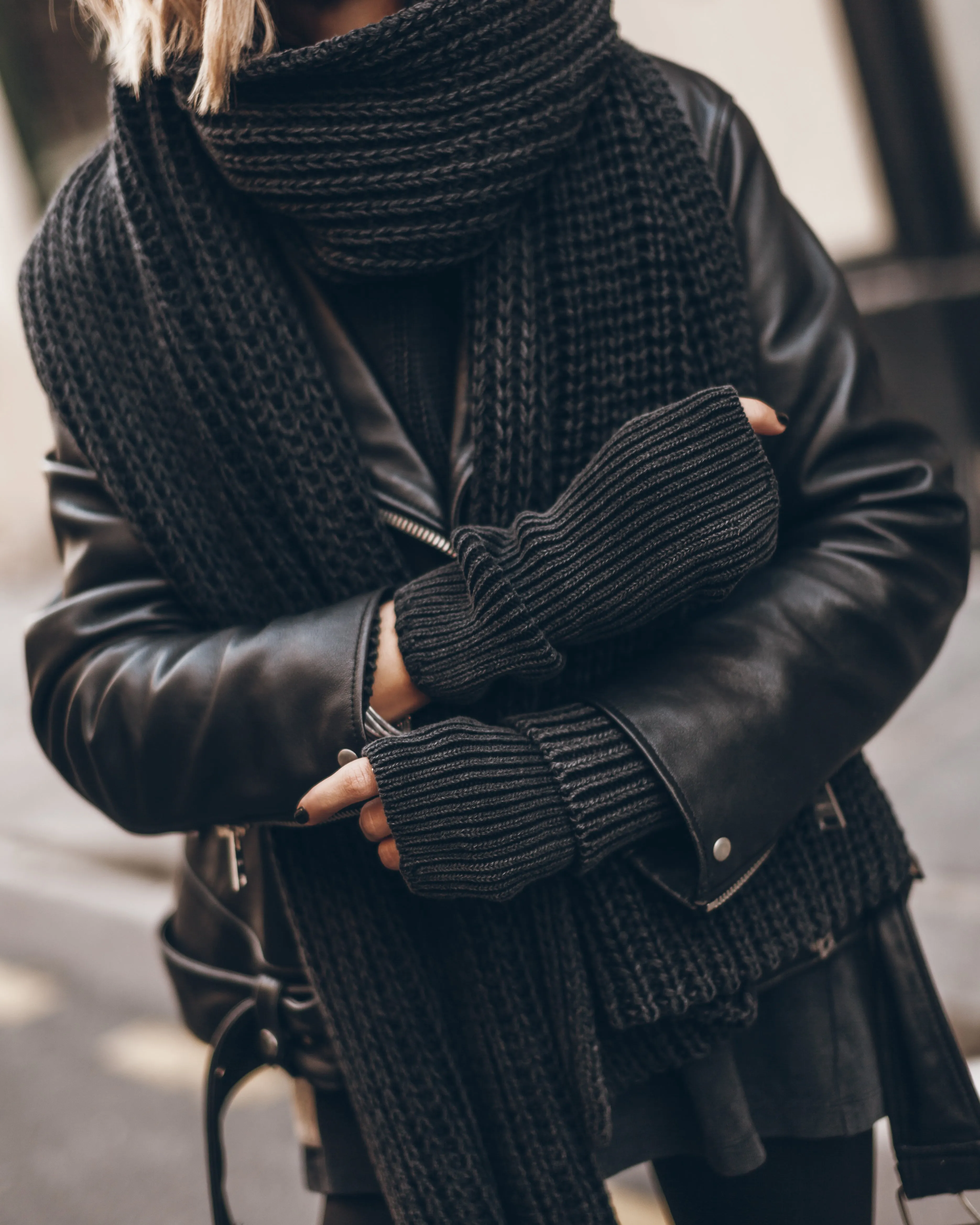 The Dark Faded Knit Gloves